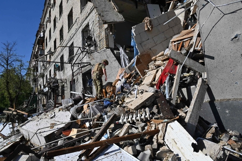 Destrucción causada por bombardeos rusos en la ciudad ucrania de Járkov. Foto Afp