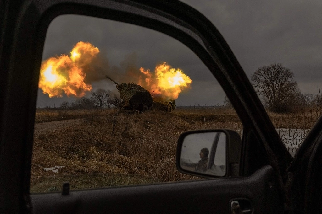 Obus de fabricación sueca es disparado por soldados ucranios hacia posiciones rusas en la región de Donetsk, el 20 de enero de 2024. Foto Afp