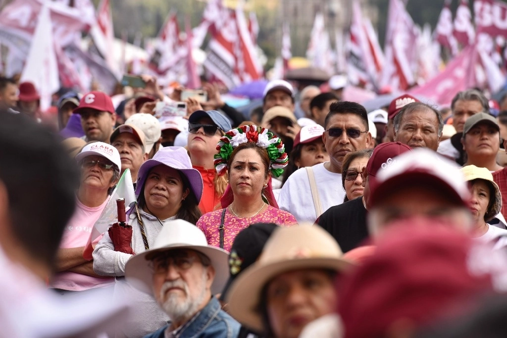 Simpatizantes del presidente López Obrador escuchan en el Zócalo capitalino su mensaje con motivo de su Sexto Informe de gobierno. Foto Germán Canseco.