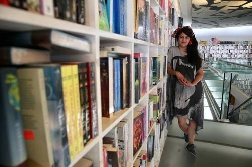 Me interesaba mucho que en mi novela dos mujeres fueran las protagonistas y hablaran de sus maternidades; que hubiera en ambas abuso sexual, cómo lo tratan y cuentan, explica Brenda Lozano (en la librería Rosario Castellanos, durante la entrevista). Foto Jesús Villaseca