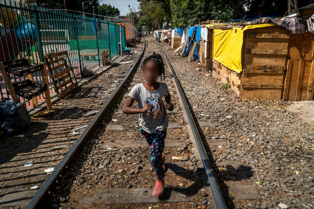 Migrantes del campamento en la colonia Vallejo manifestaron su preocupación por la cancelación de citas, hasta nuevo aviso, de la aplicación CBP ONE, que dejó de funcionar cuando Donald Trump asumió la presidencia de Estados Unidos. Foto Jair Cabrera Torres 