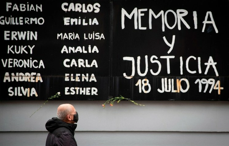 Imagen de un homenaje a los 85 muertos por el atentado, el 18 de julio de 1994. Foto Afp