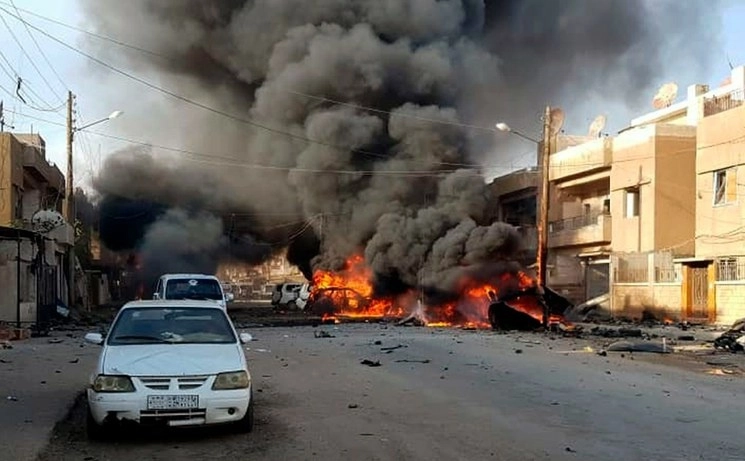 En otro atentado, lugar de la explosión del coche bomba en la ciudad central de Qamishli, en el noreste de Siria. Foto Ap 