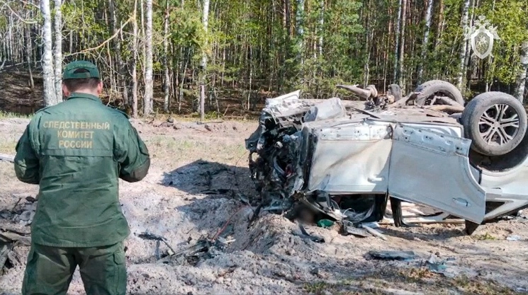 El vehículo en el que viajaban el novelista y su chofer escolta, quien murió, explotó en la región rusa de Pionerskoye. Foto Ap