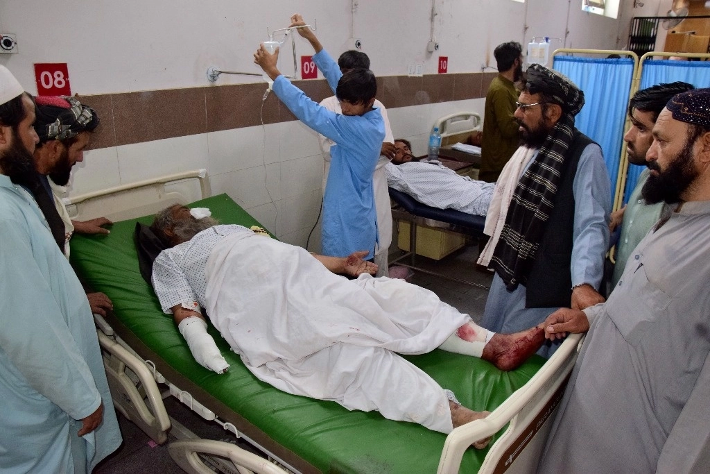 Una herido recibe tratamiento en un hospital de Quetta, tras la explosión de una bomba en el suroeste de Pakistán, el sábado 24 de agosto de 2024. Foto Ap
