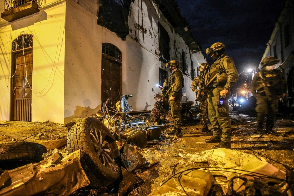 La policía inspecciona los daños causados tras la explosión del coche bomba frente a la Alcaldía de Corinto, departamento del Cauca, Colombia, el 26 de marzo de 2021. Foto Afp