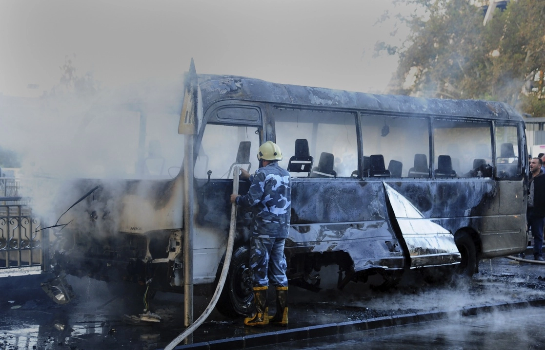 Dos bombas que habían sido colocadas en el autobús militar explotaron cuando el vehículo pasaba cerca de un puente en el centro de Damasco, la capital siria, el 20 de octubre de 2021. Foto SANA vía Ap 