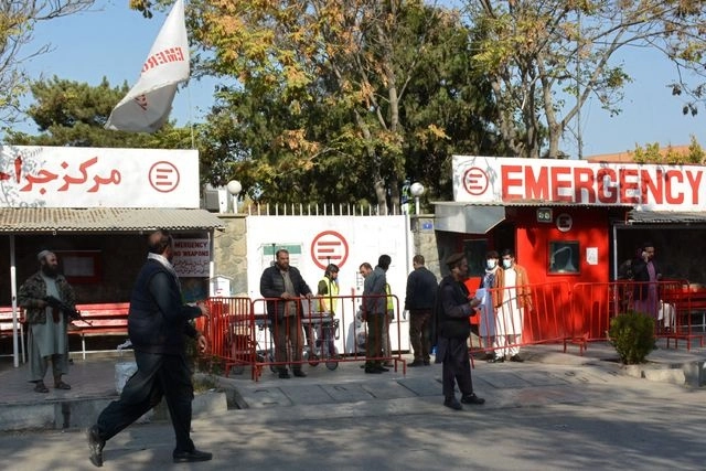 Personal médico espera a la entrada de un hospital para recibir a las víctimas de las explosiones de hoy en Kabul, Foto Afp 