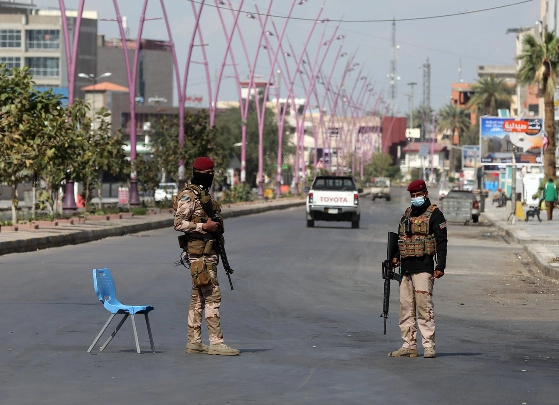 Soldados vigilan algunas calles de Bagdad, en Irak. Foto Xinhua / Archivo