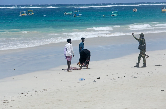 Un oficial del ejército pide a las personas retirarse de la playa después de un ataque en Mogadiscio, Somalia, el 3 de agosto de 2024. Foto Ap