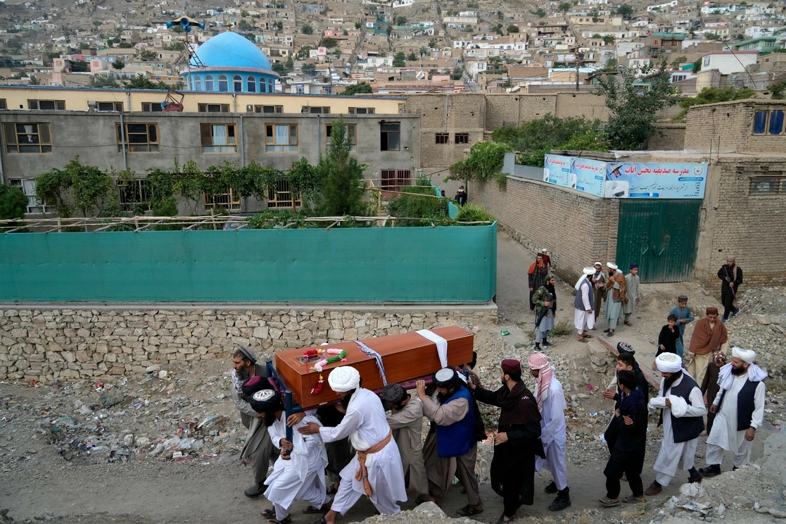 Dolinetes llevan el cuerpo de una víctimas tras el ataque a una mezquita en Kabul, Afganistán, el 18 de agosto de 2022. Foto Ap