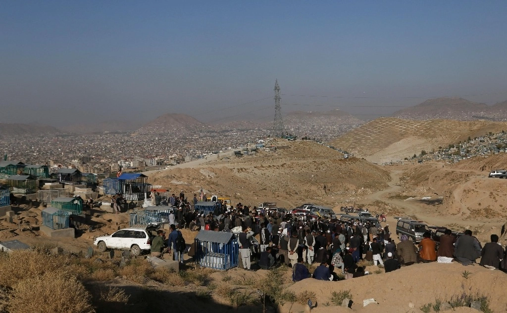 Personas asisten a un funeral de las víctimas de la explosión de una bomba, en Kabul, capital de Afganistán. Foto Xinhua