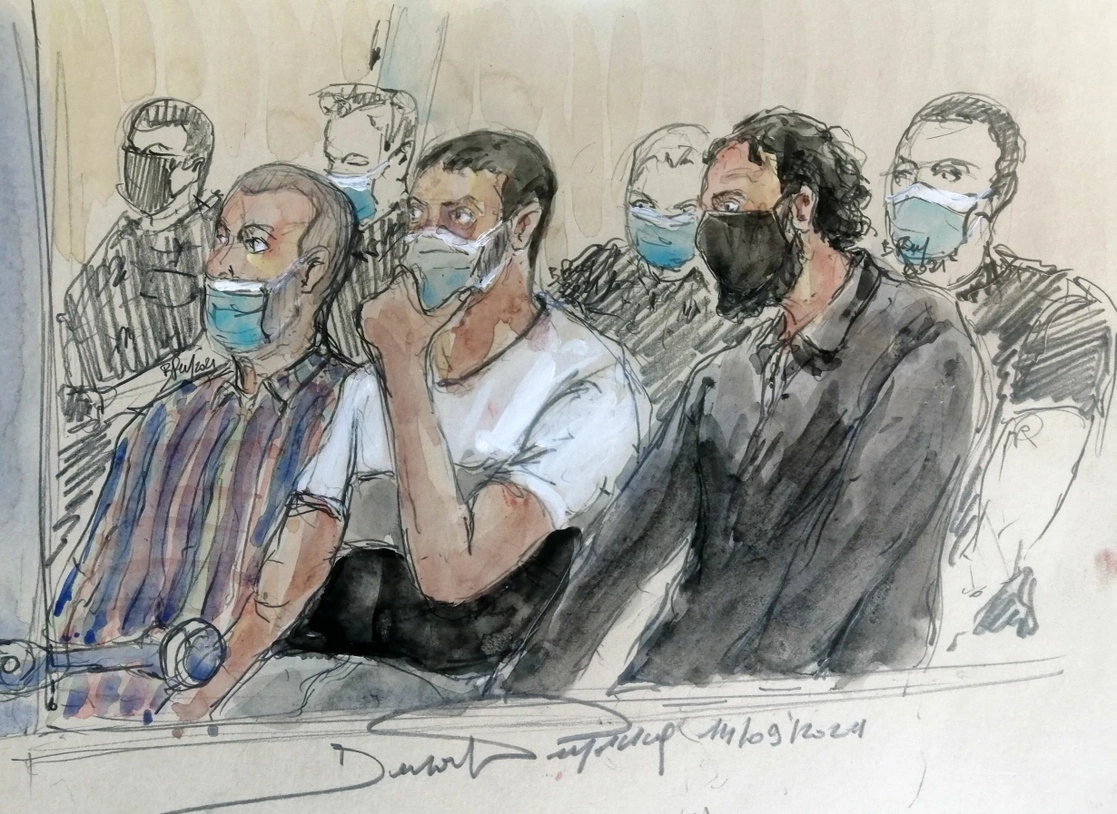 Salah Abdeslam, quien vestía todo de negro y se negó a quitarse la mascarilla mientras hablaba en una sala de audiencias construida especialmente, el 14 de septiembre de 2021. Foto Afp 