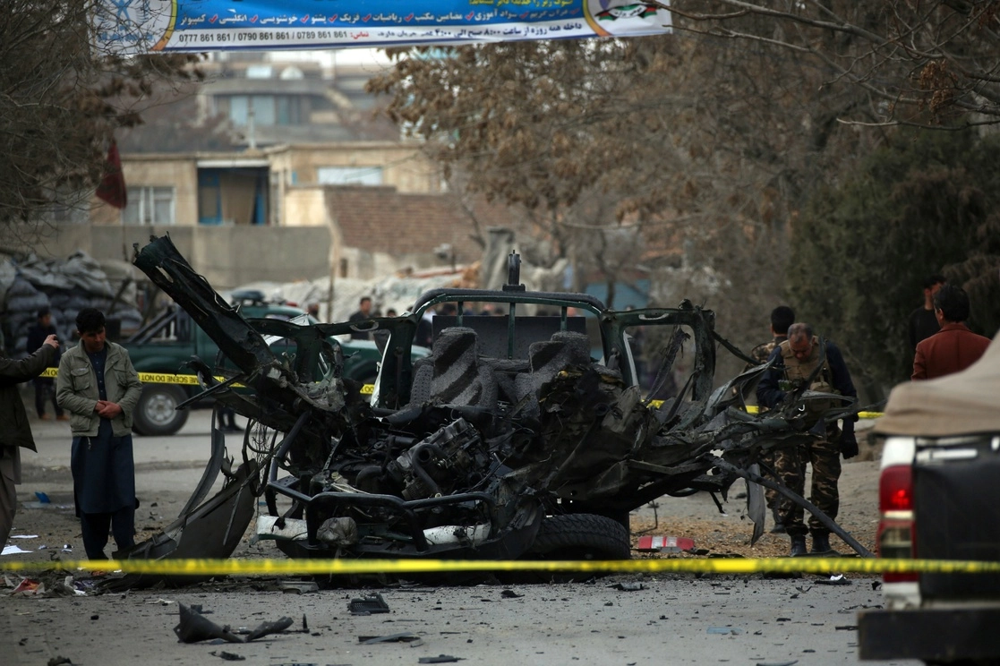 Elementos de seguridad de Afganistán retiran un vehículo dañado luego de un ataque con bomba en Kabul. Foto Ap