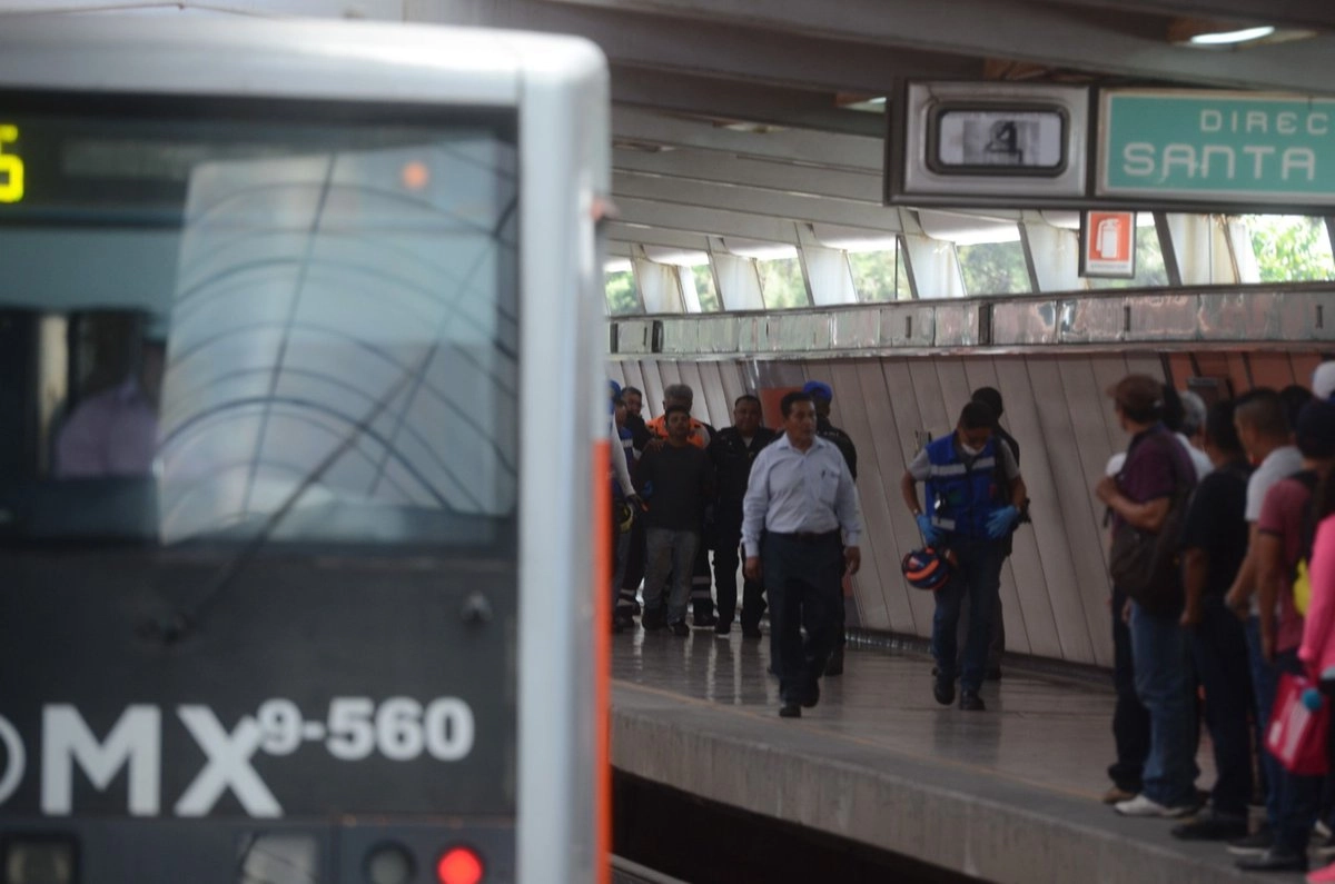 Elementos de la Secretaría de Seguridad Pública Ciudadana de la Ciudad de México rescataron a un hombre que pretendía lanzarse a las vías de la estación Talismán.