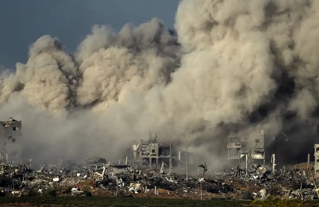 Las fuerzas armadas de Israel continuaron ayer los bombardeos en el norte de la franja de Gaza. Mientras Tedros Adhanom Ghebreyesus, director general de la Organización Mundial de la Salud, consideró que la incursión en el hospital Al Shifa era “totalmente inaceptable”. Foto Afp