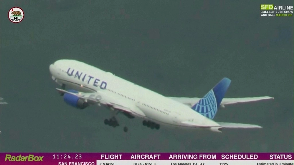 En esta imagen tomada de un video proporcionado por Cali Planes, un Boeing 777 de United Airlines con destino a Japón pierde una llanta cuando despega del Aeropuerto Internacional de San Francisco, el 7 de marzo de 2024. Foto Ap