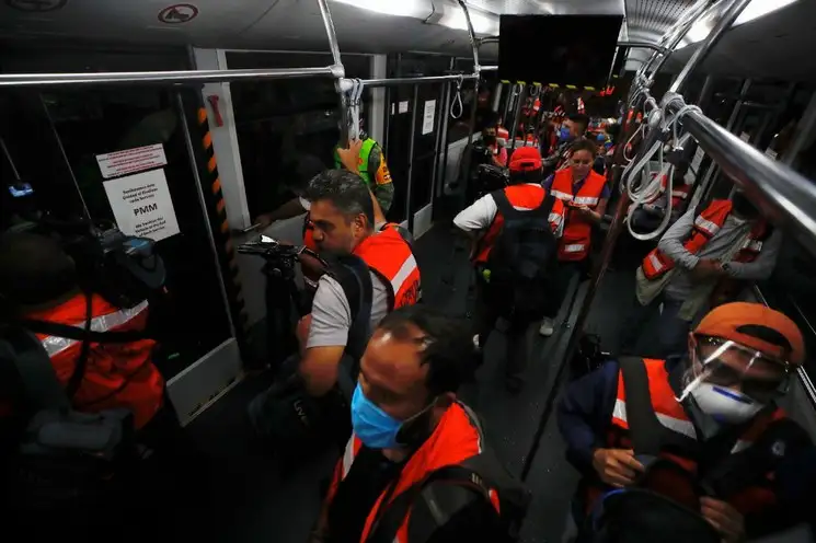 Los periodistas tuvieron que esperar media hora encerrados en el camión que los trasladó hasta el avión que trajo los insumos médicos. Foto Víctor Camacho