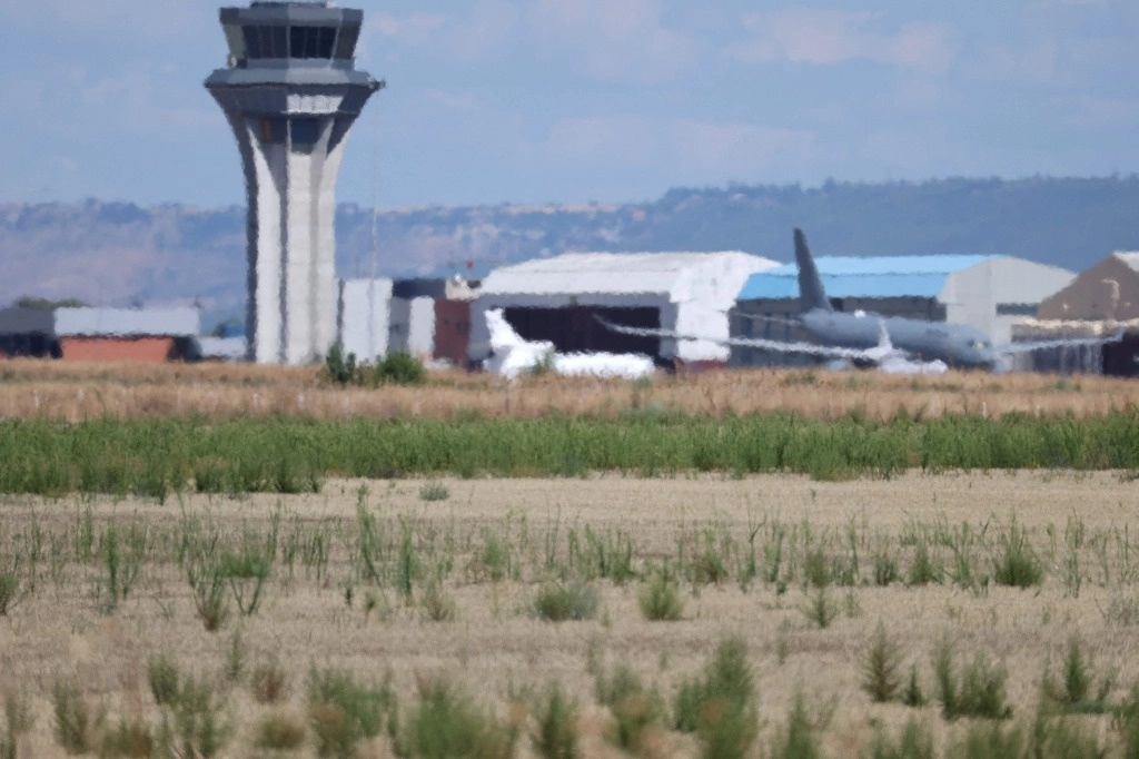 Una imagen tomada el 8 de septiembre de 2024 muestra el avión Falcon (C) en el que supuestamente viajaba el candidato presidencial opositor venezolano por el partido Plataforma Unitaria Democrática Edmundo González Urrutia desde Venezuela, a su llegada al aeropuerto militar de Torrejón de Ardoz en Madrid. Foto Afp