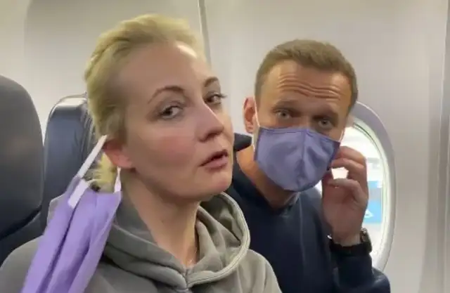 Alexei Navalny junto a su esposa Yulia, durante el vuelo que los llevará de Berlín, Alemania rumbo a Rusia. Foto Ap