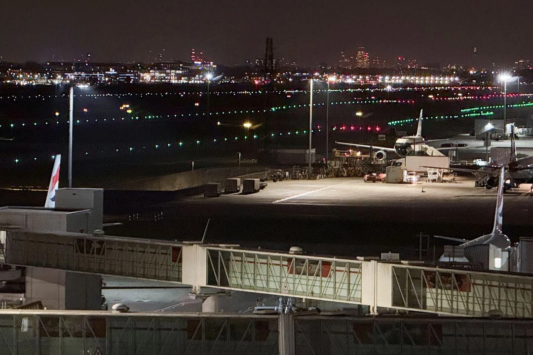 La pista del aeropuerto de Heathrow se ilumina nuevamente después de que un incendio en una subestación eléctrica cerrara el centro de viajes aéreos más transitado de Europa, en Londres, el 21 de marzo de 2025. Foto 