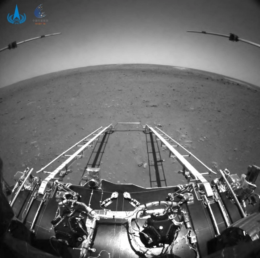 El rover Zhurong de China mostrando el despliegue del mecanismo de rampa en la superficie de Marte. Foto Afp
