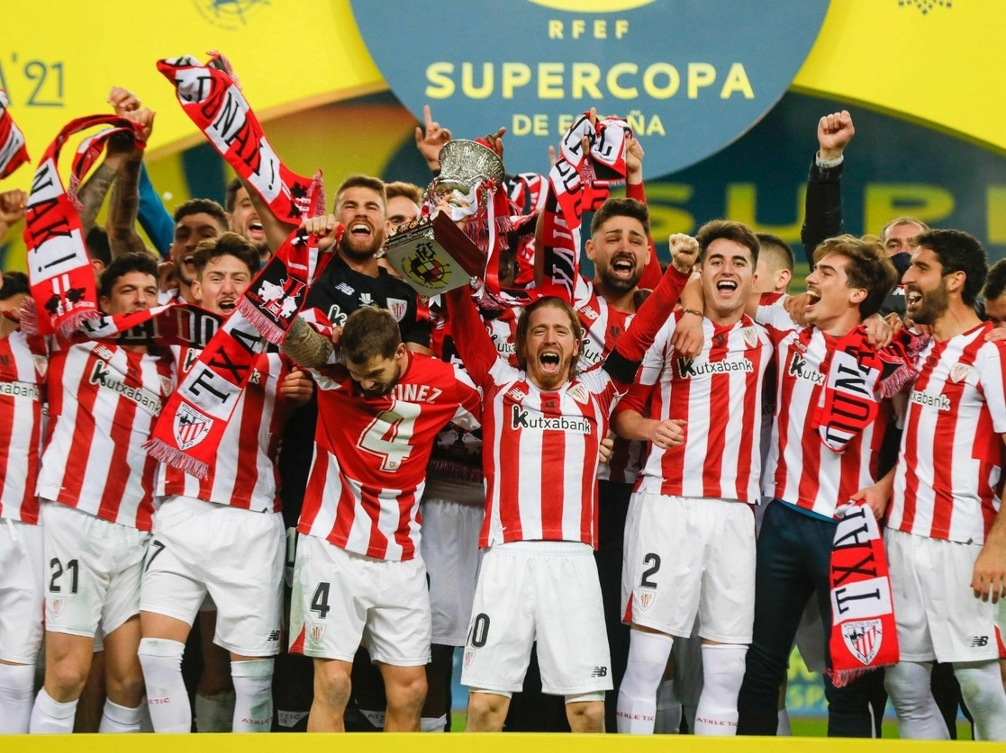 Tras seis años, el Athletic de Bilbao alzó de nuevo ayer el cetro de la Supercopa al imponerse en el estadio La Cartuja al Barcelona. Luego de 120 minutos de intenso juego, llegó el explosivo festejo del equipo vasco. Foto Afp