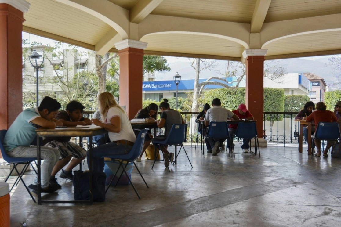 Estudiantes del INEA durante una jornada de exámenes. Foto Cuartoscuro / Archivo
