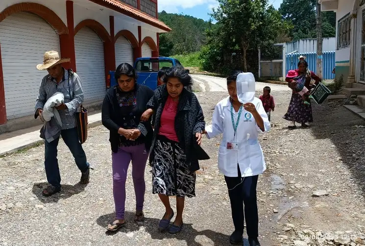Por el deficiente drenaje en los sanitarios del centro de salud de Metlatónoc los pacientes son trasladados a casas aledañas o fondas. Foto Sergio Ocampo Arista

