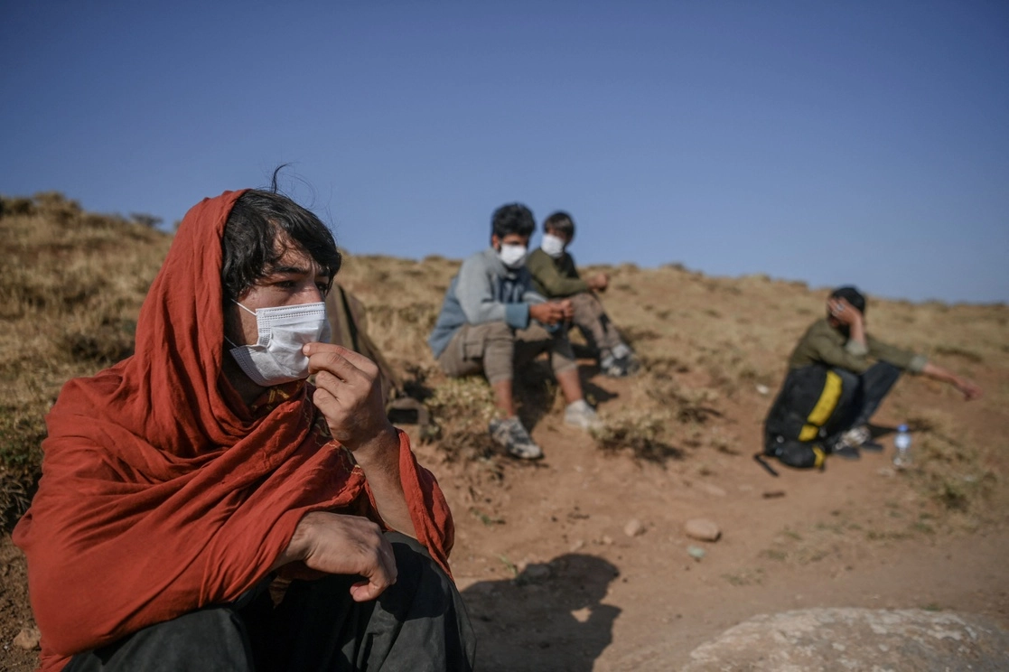 Migrantes afganos descansan después de cruzar la frontera entre Irán y Turquía, el 15 de agosto de 2021. El caos provocado por el arribo del régimen talibán ha provocado alarma por la afluencia de migrantes a Turquía a través de la frontera iraní. Foto Afp