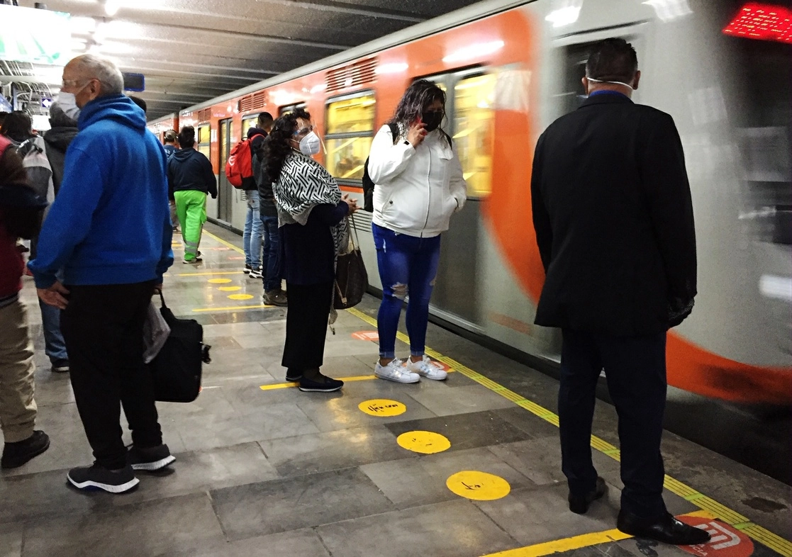 De forma casi simultánea se registraron dos casos de usuarias que solicitaron apoyo psicológico, al manifestar crisis emocionales e ideas suicidas en distintas estaciones del Metro. Foto Cristina Rodríguez