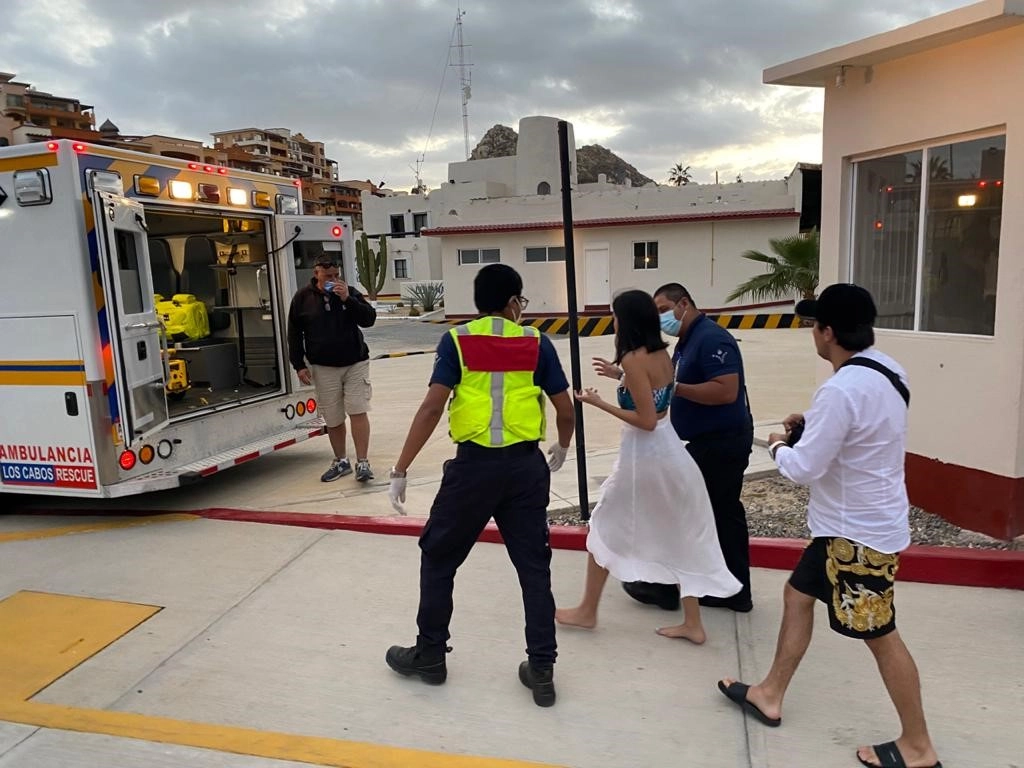 La paciente, de nacionalidad mexicana, iba a bordo velero “Cabo Adventure 12”, para hacer un recorrido por la zona del Arco, en Cabo San Lucas, cuando presentó una taquicardia que alertó a la tripulación, en Baja California Sur, el 16 de febrero de 2021. Foto cortesía Secretaría de Marina