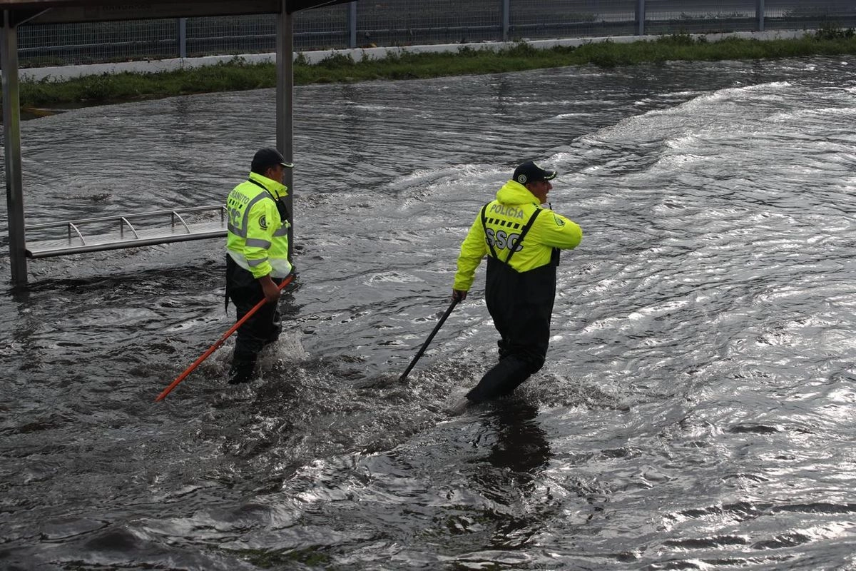Diversas vialidades continúan afectadas por acumulación de agua tras las fuertes lluvias registradas la madrugada de este martes en la Ciudad de México. En la imagen, el Eje Uno a la altura de la estación Terminal Aérea, el 12 de agosto de 2025. 