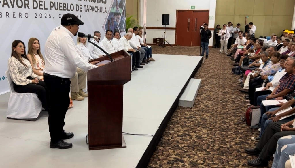 Omar Gómez Cruz, Secretario de Salud de Chiapas, participó en un evento oficial para poner en marcha brigadas de fumigación contra vectores.  Foto Edgar H. Clemente 