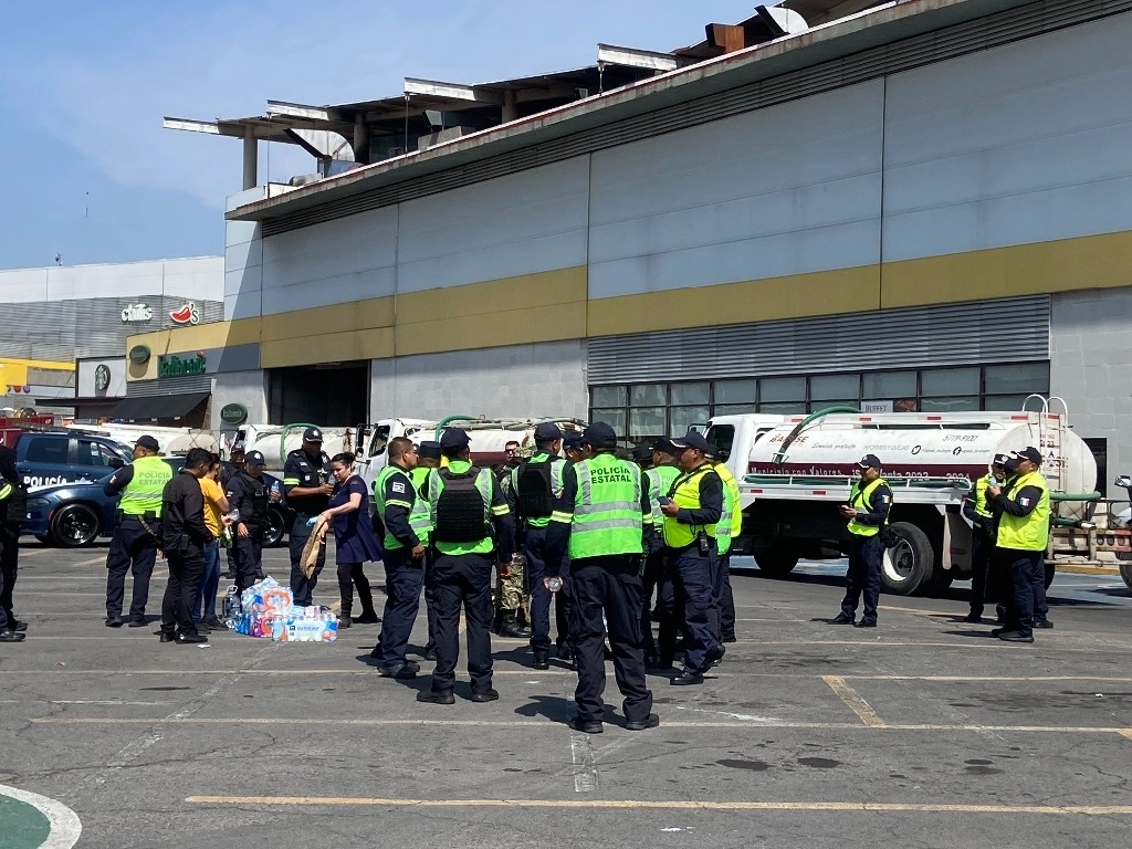 Luego de más de 30 minutos el fuego fue controlado, sin embargo, la remoción de escombros durará parte de la tarde. Hasta el momento se desconoce la causa del siniestro. Foto Javier Salinas Cesáreo