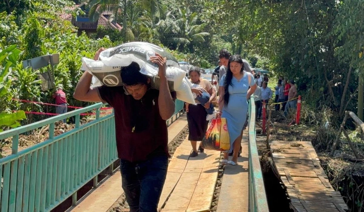 En Tapachula, Chiapas, campesinos exigieron la inmediata reconstrucción de un puente que colapsó con las lluvias del fin de semana pasado y que conecta a los poblados de la sierra con la ciudad. Foto 