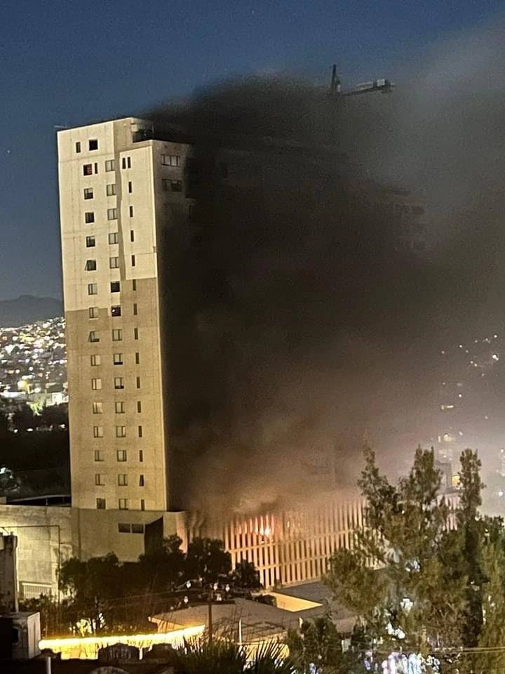 Personal de Bomberos informaron que en el lugar fueron atendidas seis personas por crisis nerviosa y una persona por intoxicación. No hubo más incidentes. Foto La Jornada