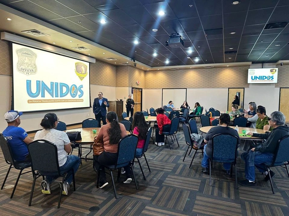 Foro comunitario ‘Unidos para las Familias’ organizado para ofrecer orientación y fortalecer la seguridad y el bienestar de las y los connacionales en la región, en White Settlement, Texas. Foto Tomada de X 