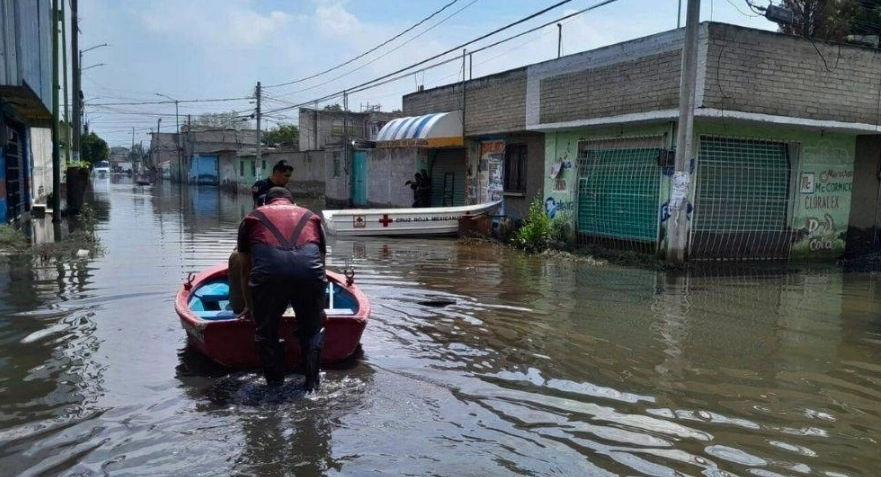 El desborde de aguas negras mantenía inundada más de 600 viviendas de tres colonias de esta localidad. Foto 'La Jornada Estado de México'  