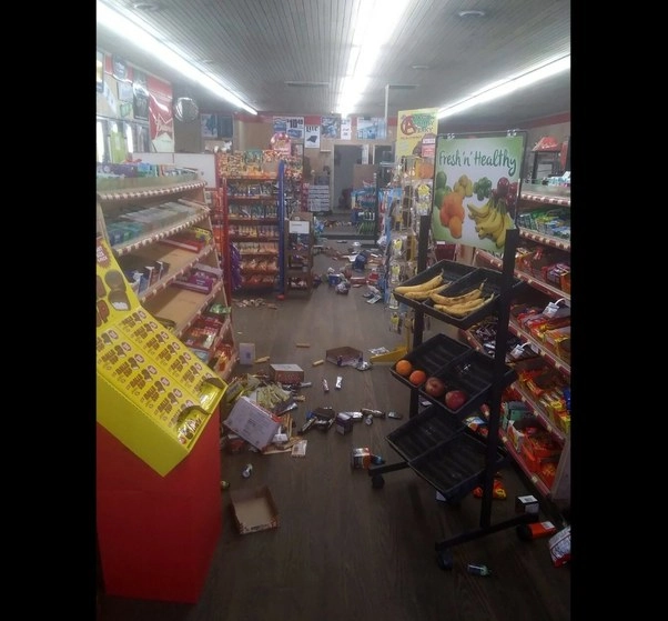 Productos cayeron al suelo en una tienda en Sparta, Carolina del Norte, luego del sismo de magnitud 5.1. Foto Ap 