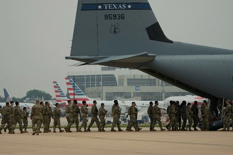 Integrantes de la Guardia Nacional de Texas abordan la aeronave que los transportó ayer a la ciudad de Austin. El gobernador Greg Abbott aprovechó la inminente conclusión del Título 42, el cual permitía la expulsión de migrantes hacia México como medida preventiva contra el covid, para reforzar la línea divisoria e impedir el ingreso de solicitantes de asilo, sobre todo centroamericanos. Foto Ap 
