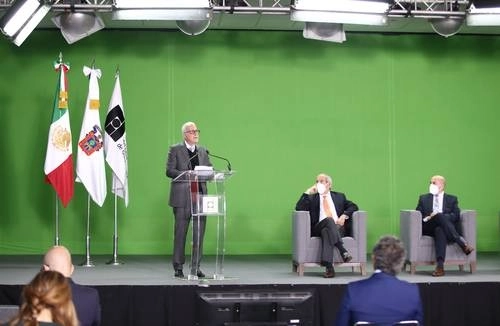 Raúl Padilla, presidente de la FIL de Guadalajara, durante su discurso en la ceremonia de apertura. Foto cortesía FIL