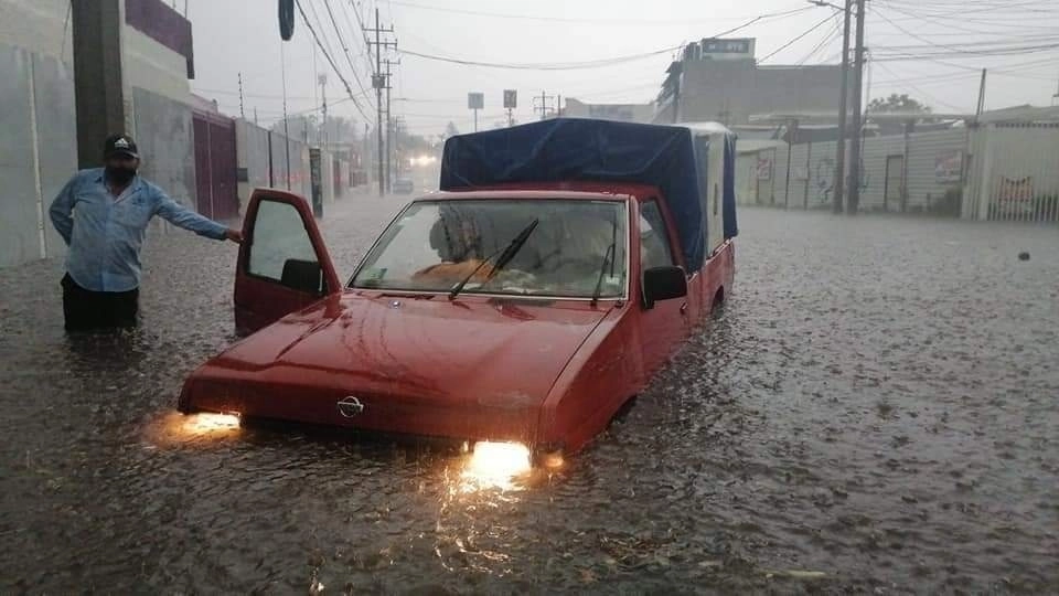 Un vehículo atrapado en el agua de las lluvias de hace dos meses. Foto @Huitzquillocan