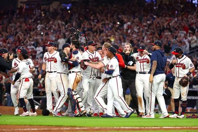 Beisbolistas de los Bravos de Atlanta festejan al término del juego. Foto Afp