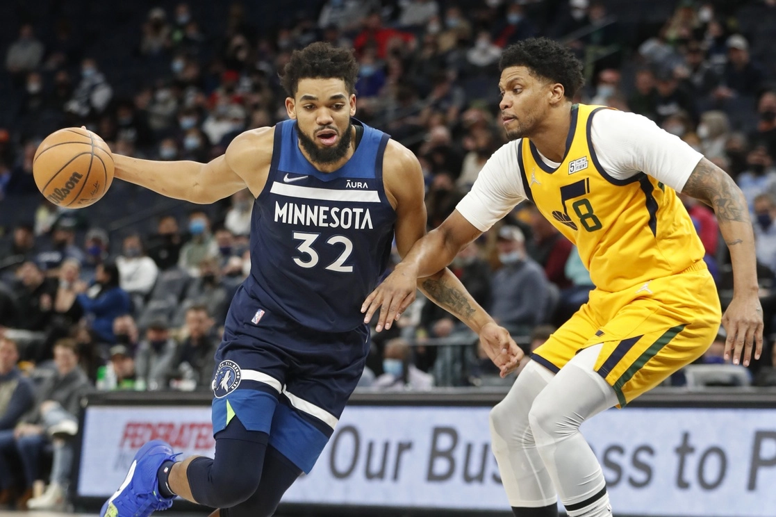 El centro de los Minnesota Timberwolves, Karl-Anthony Towns (32), supera al alero de los Utah Jazz, Rudy Gay. Foto Ap