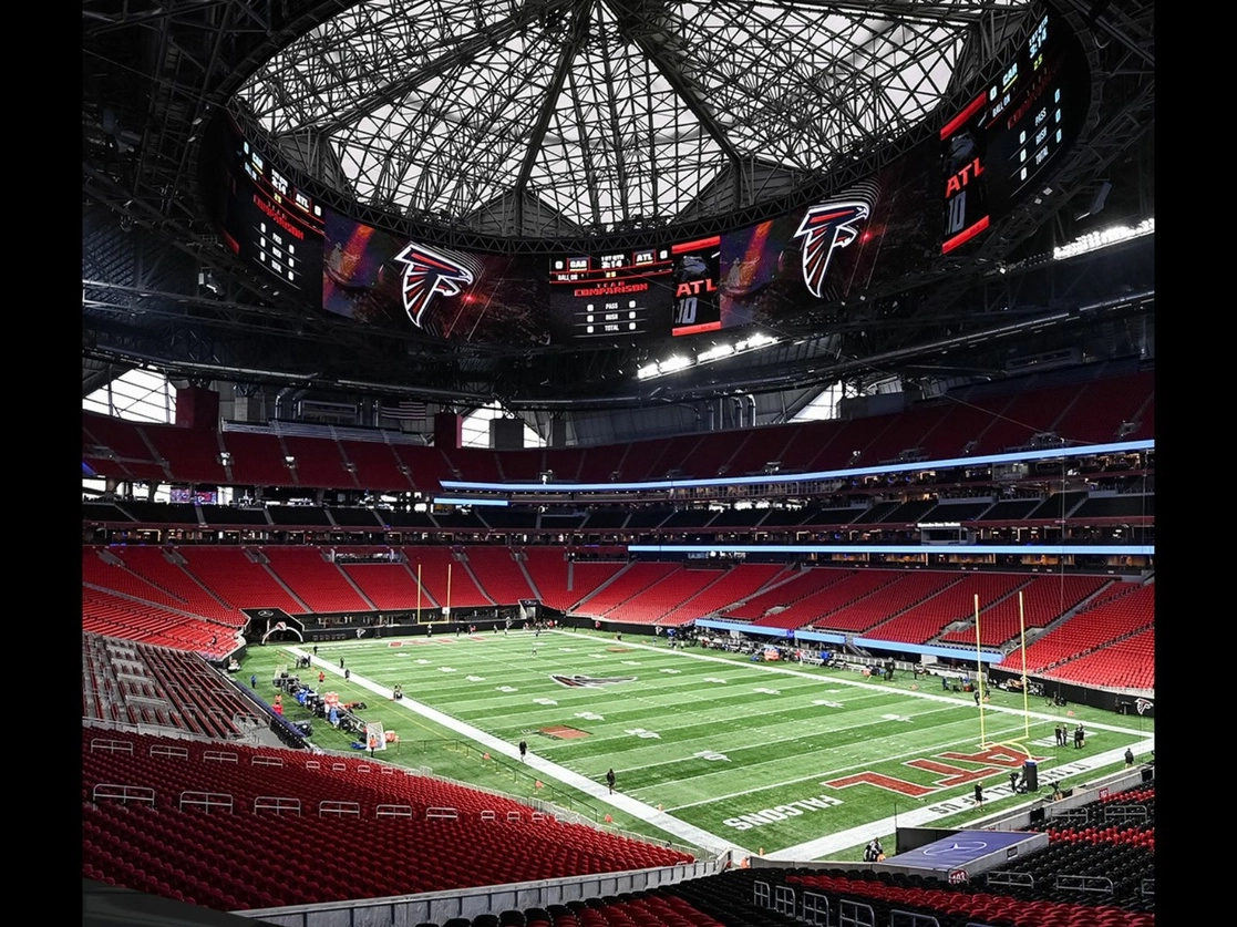 La NFL designó al Mercedes Benz-Stadium, casa de los Halcones, para albergar el posible duelo entre los planteles más dominantes de la conferencia. Foto @MBStadium
