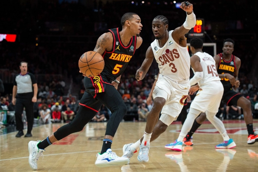 El escolta de los Atlanta Hawks, Dejounte Murray, regatea hacia la canasta mientras el escolta de los Cleveland Cavaliers, Caris LeVert. Foto Ap