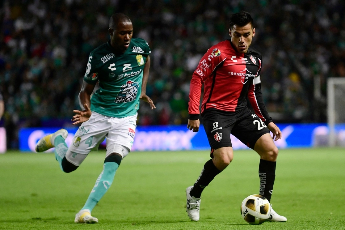 León se impuso 3-2 a Atlas en el juego de ida de la final del futbol mexicano. Foto Afp