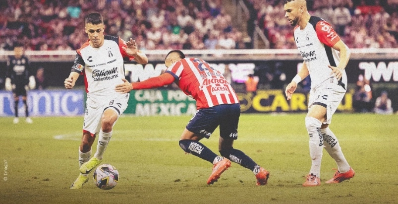 En un clásico tapatío salpicado por la polémica, los rojinegros salieron victoriosos del estadio Akron tras un juego que llevó el nerviosismo a tope en el tramo final. Foto @AtlasFC

