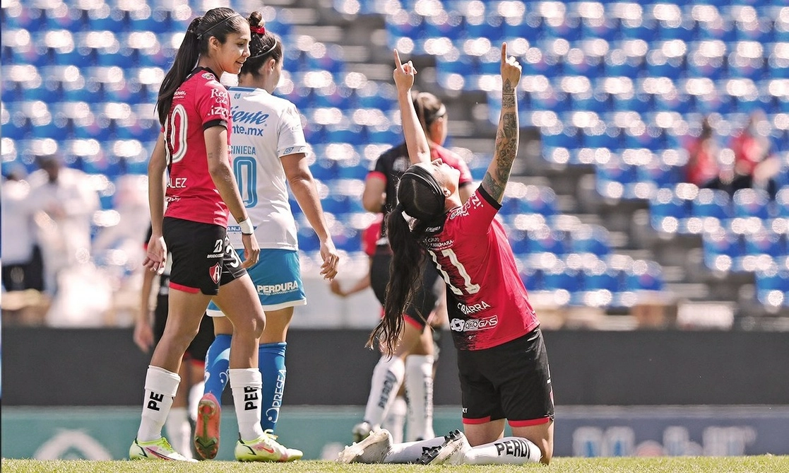 Fabiola Ibarra del Atlas festeja su segundo gol del partido contra Puebla. Foto tomada de la cuenta de Twitter @AtlasFCFemenil